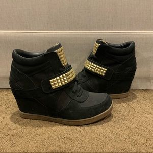 Studded wedge sneakers 🔥